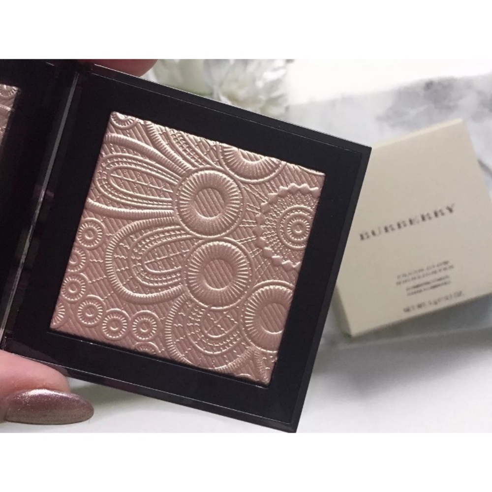 Burberry No. 02 Nude Gold Fresh Glow Highlighter